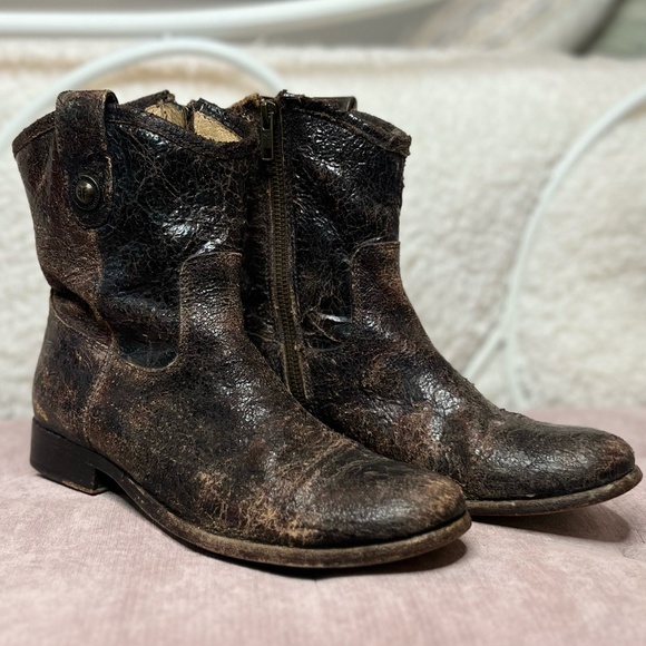 Frye Mellisa Crackled Brown Leather Side Zip Ankle Boots - Picture 1 of 3